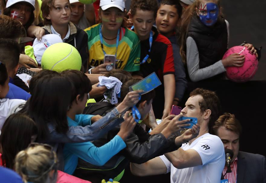 Lo scozze Andy Murray tra i fans. (Ap)